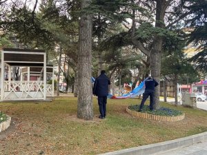 Zabıta ekipleri afiş ve pankartları topladı