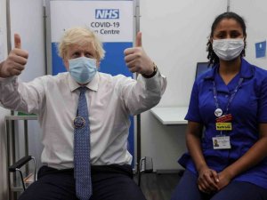 İngiltere Başbakanı Johnson 3’üncü doz aşısını oldu