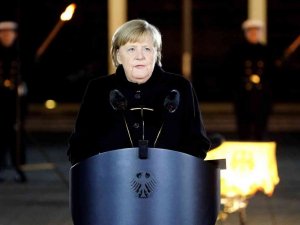 Başbakanlığı devredecek olan Merkel’e Alman ordusundan veda töreni