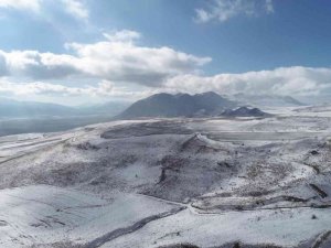Beyaza bürünen dağlardan kartpostallık görüntüler