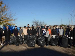 Gönüllüler 10 dakikada 15 çuval çöp topladı