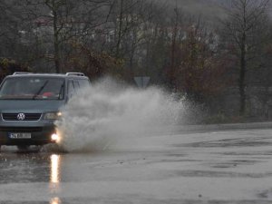 Karayolundaki su birikintileri tehlikeye davetiye çıkardı