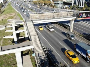 Maltepe’de filmlere konu olacak üst geçit: çıkışı var inişi yok, 3 yıldır yapılmıyor
