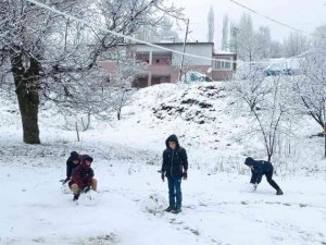 Çocuklar kartopu oynayarak karın tadını çıkardı