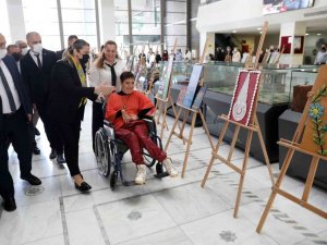 Engelli sanatçının ayaklarıyla yaptığı resimler sergilendi