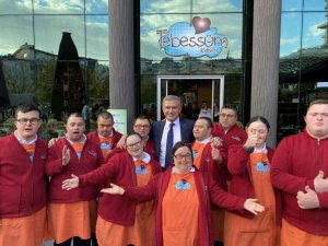 Ünlüler Üsküdar’da down sendromlularla bir araya geldi