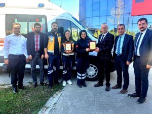 Yılın en iyi istasyonu personeline Sağlık Müdüründen plaket