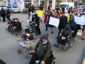Engelliler farkındalık yürüyüşünde bir araya geldi
