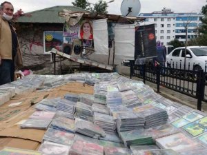 Devri biten kasetleri, pazar pazar dolaşarak sergileyip satıyor