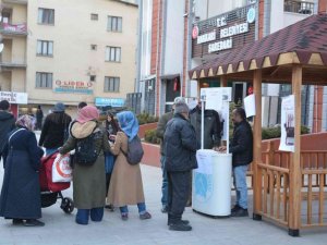 Hakkari Belediyesinden ücretsiz tiyatro bileti dağıtımı