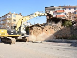 Battalgazi’deki metruk binalar tek tek yıkılıyor