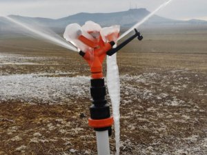 Mardin’de sulanan araziler buz tuttu