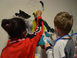 Devlet hastanesinde yatan çocuklar duvarlara resimler çizdi