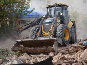 Kırıkhan’da metruk binalar yıkılıyor