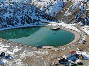 Yüzeyi buz tutan Ardıçlı Gölü’nde mest eden kış manzarası