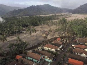 Endonezya’daki yanardağ patlamasında can kaybı 13’e yükseldi