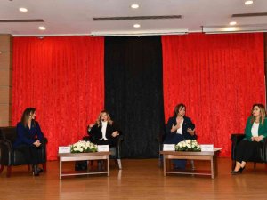 Çiğli’de, kadının siyasetteki yeri konuşuldu