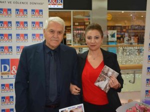 Yazar Rabia Burhan üçüncü kitabı için imza günü düzenledi