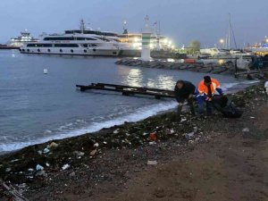 Fırtınanın ardından deniz kenarı çöplüğe döndü