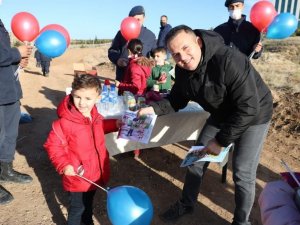 Jandarma önce aileleriyle fidan dikti, sonra çocuklarla uçurtma uçurdu