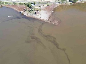 Marmaris’te deniz kahverengiye döndü