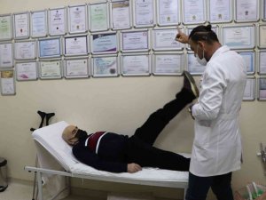 Yürüyemeyen yarı felçli hastayı yürüyerek evine gönderdi