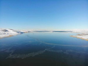 Kars eksi 20’yi gördü, Çıldır Gölü’nün yarısı dondu