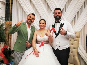 Gelin ve damada arkadaşından uçak bileti