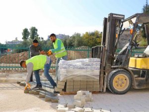 Toroslar Belediyesi, ilçeyi kendi ürettiği kilit parke taşıyla donatıyor