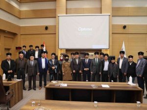 Meclis üyeleri kalpak giydi