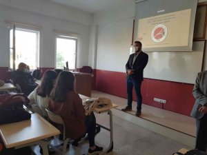 Üniversite öğrencileri korona virüs aşısı hakkında bilgilendiriliyor