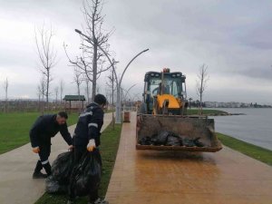 Lodosun ardından sahillerde 100 kamyon atık toplandı