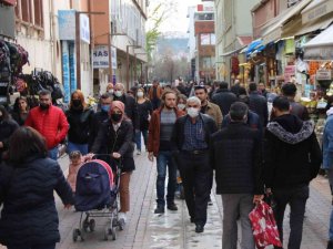 Vaka sayısında 7’nci sıraya yükselen Eskişehir’de kalabalık görüntüler dikkat çekiyor