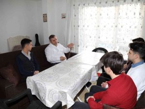 Öğrenci evini ziyaret eden Başkan Demirbaş menemen yaptı