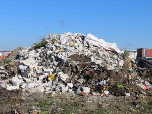 Sanayide aylardır toplanmayan çöpler, adeta dağ oluşturdu