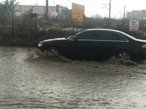 Sağanak yağmur sonrası yollar göle döndü