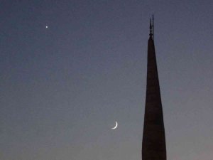 Gökyüzünde Ay-yıldız buluşması