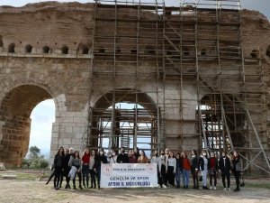 Üniversite öğrencileri Tralleis’te çevre temizliği yaptı