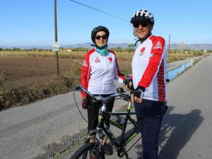 Aydınlı bisiklet tutkunu çift, görenlerin dikkatini çekiyor