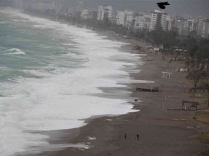 Meteoroloji’nin ‘turuncu’ kod ile uyardığı Antalya’da dev dalgalar sahili dövdü