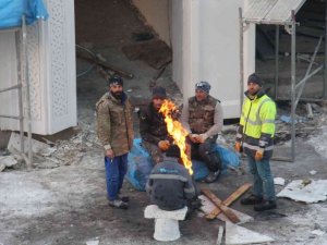 İnşaat işçilerinin soğukla mücadelesi