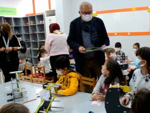 Çocuklar atölyede kendi bilekliklerini dokudu