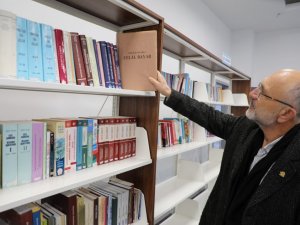 Emekli öğretmen kitaplarını belediye kütüphanesine bağışladı