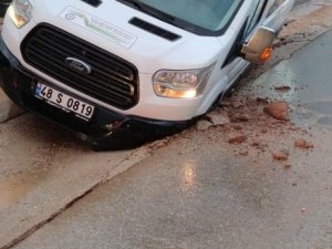 Önce okul servisi, sonra kamyon ve kepçe çukura battı