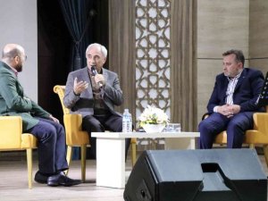 Manisa’da edebiyat söyleşisi ve şiir dinletisi düzenlendi