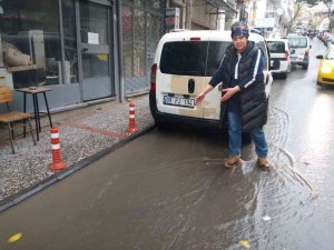 Yoldaki eğim, esnafı zor duruma soktu