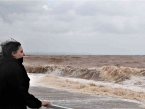 Dünya ünlü Konyaaltı sahilinde denizin rengi kahverengiye döndü