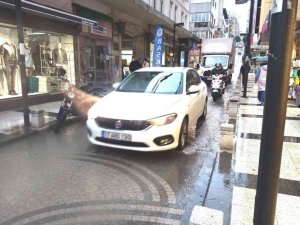 Bandırma’da sağanak yağış etkili oldu