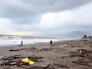 Antalya’da milyonlarca turisti ağırlayan sahil moloz yığınına döndü