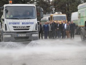 Eyyübiye’de cadde ve sokaklar köpüklü su ile yıkanıyor